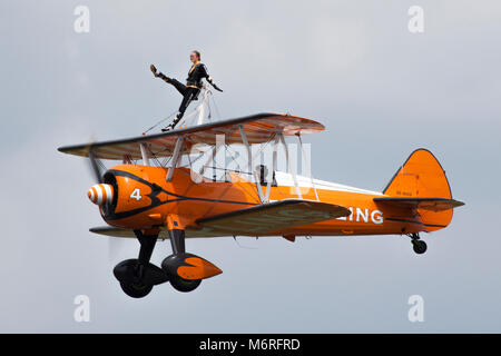 Brietling AeroSuperBatics Wingwalkers formation acrobatique wingwalking team effectuer la démonstration de vol à Farnborough Airshow 2014 Banque D'Images