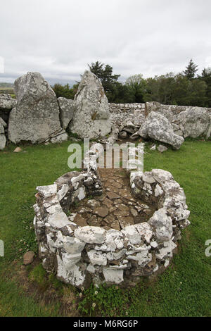 Pierres et tombe à Creevykeel court cairn près de Cliffony, Comté de Sligo, Irlande.. Banque D'Images