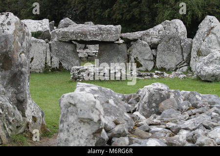 Les anciennes pierres de Creevykeel court cairn, en Irlande. Banque D'Images