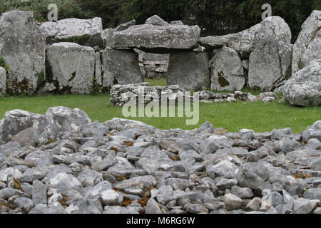 Un tribunal tombe en Irlande. Les ruines de Creevykeel Cliffony cairn au cour du comté de Sligo. Banque D'Images