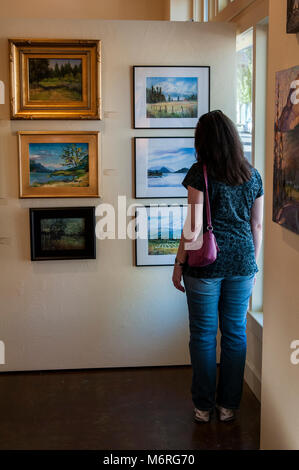 Hood River, Oregon. Femme regardant l'art dans la Colombie-Britannique Art Gallery. Banque D'Images