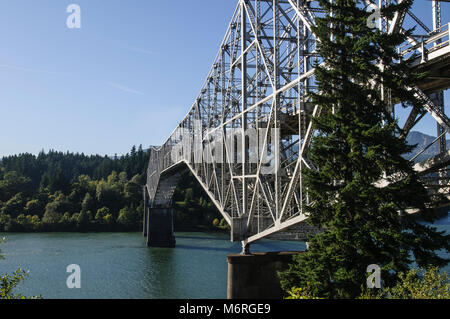 De l'Oregon. Pont des dieux est un pont cantilever en treillis d'acier qui enjambe la rivière Columbia entre Cascade Locks, Oregon et l'État de Washington près de N Banque D'Images