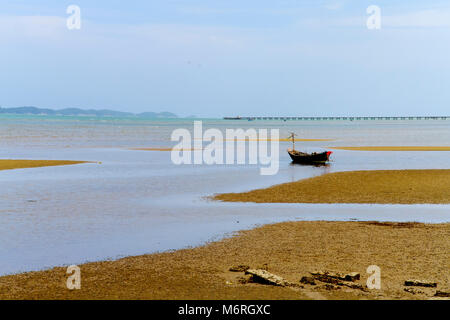 Bateau de pêche sur la plage Banque D'Images