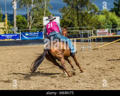 Rider montre son talent dans le Roi des gammes Bareback concours Freestyle dans Murrurundi, NSW, Australie, le 24 février 2018. Banque D'Images