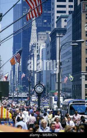 Historique 1987 MIDI FOULE CINQUIÈME AVENUE MIDTOWN MANHATTAN NEW YORK USA Banque D'Images