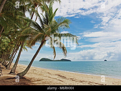 Palm Cove Beach Island vues avec des nuages dans un ciel bleu comme un cyclone tropical 'peut-être' fait sortir de la mer de Corail Banque D'Images