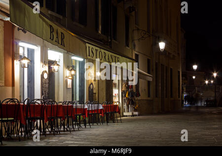 Restaurant sur une rue la nuit à Venise, Italie Banque D'Images