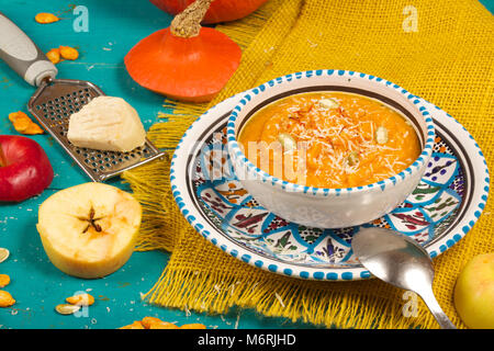 Crème de citrouille maison soupe de fromage parmesan et graines de courge, pelées Banque D'Images