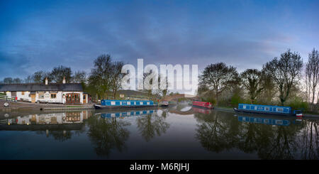 La première lumière à Foxton sur le Grand Union Canal montrant le bien nommé Bridge pub 61 ainsi que d'une bosse et narrowboats-pont arrière. Banque D'Images