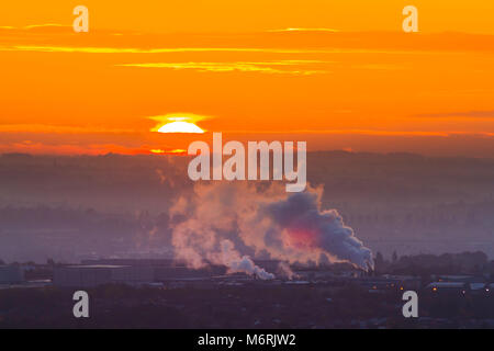 Vue sur Beaumont Leys, Leicester provenant des chasses Hill dans Bradgate park montrant la vapeur passant de Pepsico Walkers Crisps usine le Bursom Road. Banque D'Images
