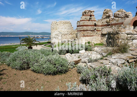 Vue sur la baie et une partie de l'ancienne forteresse de l'ouest mur de Nessebar, qui faisait partie de la fortification de la ville, système de la côte de la Mer Noire Banque D'Images