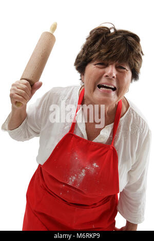 Photo d'une vieille femme en colère et menace avec un rouleau à pâtisserie. Banque D'Images