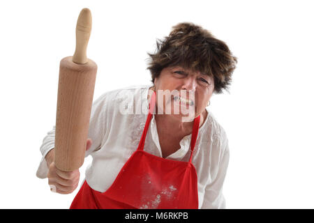 Photo d'une vieille femme en colère menace avec un rouleau à pâtisserie. Banque D'Images