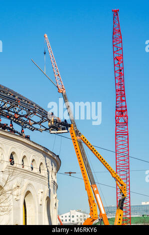 Biélorussie, Minsk - 2 février 2017 Stade de Football : 'Dynamo' lors de la reconstruction. Installateurs dans l'ascenseur fixer les éléments structurels des éléments Banque D'Images