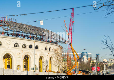 Biélorussie, Minsk - 2 février 2017 Stade de Football : 'Dynamo' lors de la reconstruction. Le processus d'assemblage des éléments du cadre d'un nouveau shell ro Banque D'Images