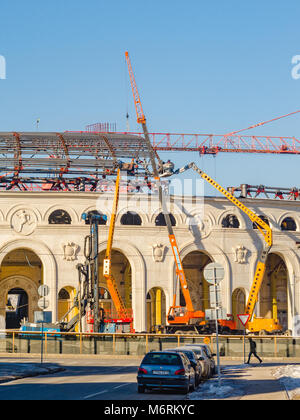 Biélorussie, Minsk - 2 février 2017 Stade de Football : 'Dynamo' lors de la reconstruction. Installateurs dans l'ascenseur fixer les éléments structurels des éléments Banque D'Images