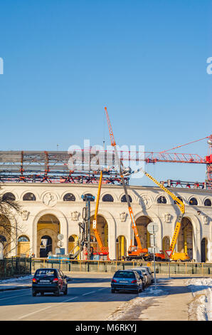 Biélorussie, Minsk - 2 février 2017 Stade de Football : 'Dynamo' lors de la reconstruction. Installateurs dans l'ascenseur fixer les éléments structurels des éléments Banque D'Images