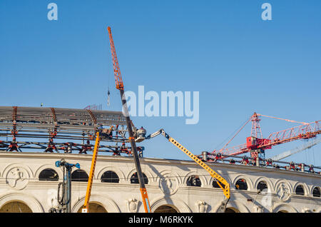 Biélorussie, Minsk - 2 février 2017 Stade de Football : 'Dynamo' lors de la reconstruction. Installateurs dans l'ascenseur fixer les éléments structurels des éléments Banque D'Images