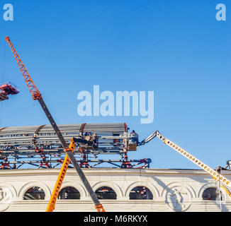 Biélorussie, Minsk - 2 février 2017 Stade de Football : 'Dynamo' lors de la reconstruction. Installateurs dans l'ascenseur fixer les éléments structurels des éléments Banque D'Images