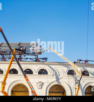 Biélorussie, Minsk - 2 février 2017 Stade de Football : 'Dynamo' lors de la reconstruction. Installateurs dans l'ascenseur fixer les éléments structurels des éléments Banque D'Images