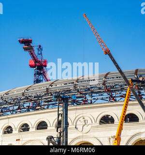 Biélorussie, Minsk - 2 février 2017 Stade de Football : 'Dynamo' lors de la reconstruction. Le processus d'assemblage des éléments du cadre d'un nouveau shell ro Banque D'Images