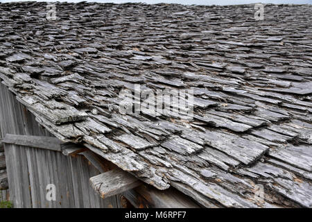 Toit en bois d'une ancienne ferme cabane dans les Alpes suisses, avec des bardeaux altérée Banque D'Images