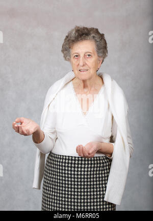 Hauts femme entre 70 et 80 ans est montrant quelque chose Banque D'Images