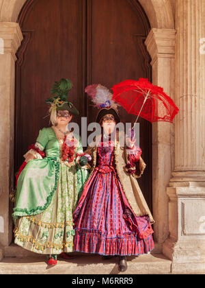 Deux femmes dans la belle ville historique de Fancy Dress Costumes et masque au Carnaval de Venise, Carnaval de Venise, Vénétie, Italie Banque D'Images