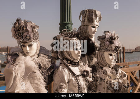 Les gens dans la belle Fancy Dress Costumes et masque au Carnaval de Venise, Carnaval de Venise, Vénétie, Italie Banque D'Images