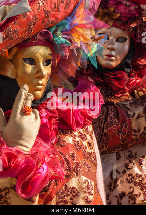 Les femmes en beaux déguisements déguisés, chapeau et masque posent au carnaval de Venise, Carnivale di Venezia, Vénétie, Italie Banque D'Images