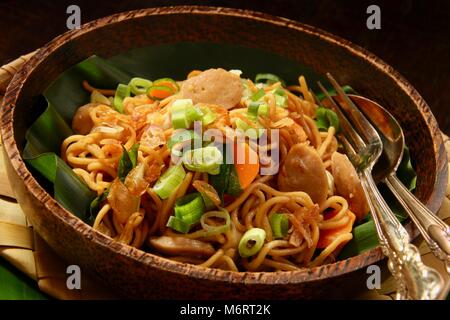 Mie Goreng Jawa. Sauté de nouilles aux oeufs avec chou blanc, carotte, boulettes de viande, et doux de la sauce de soja. Banque D'Images