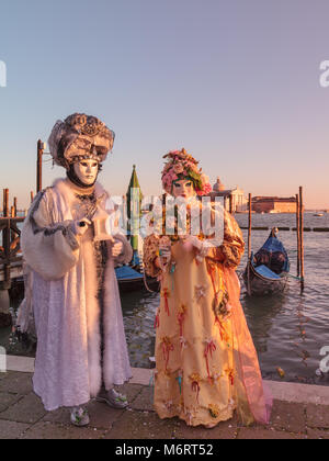 Les gens dans la belle Fancy Dress Costumes et masque au Carnaval de Venise, Carnaval de Venise, Vénétie, Italie Banque D'Images