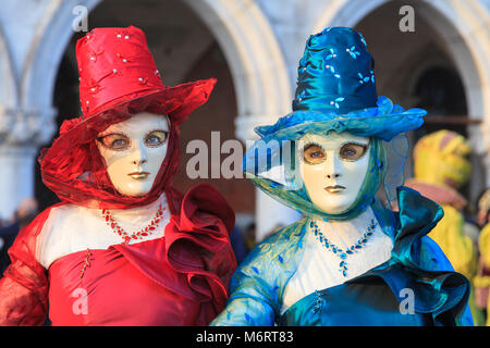 Deux femmes en belles Fancy Dress Costumes et masque au Carnaval de Venise, Carnaval de Venise, Vénétie, Italie Banque D'Images