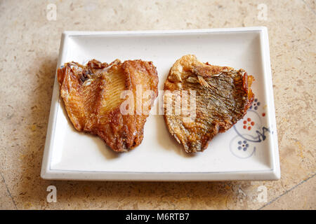 Tilapia du Nil savoureux poisson frit sur la plaque Banque D'Images