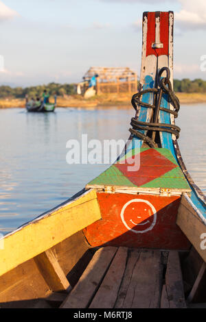 Un bateau en bois coloré sur le fleuve Irrawaddy. Amarapura, Myanmar (Birmanie). Banque D'Images