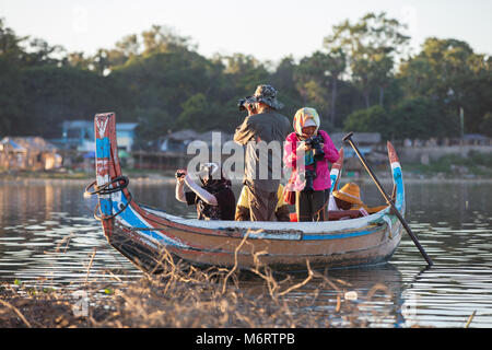 Les touristes sur des bateaux en bois en attendant de photographier le coucher de soleil sur le pont U Bein. Amarapura, Myanmar (Birmanie). Banque D'Images