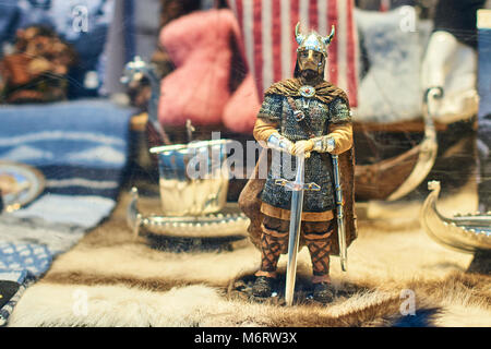 Soldat Viking warrior et autres jouets traditionnels norvégiens à la fenêtre d'affichage d'un cadeau souvenir shop. Banque D'Images