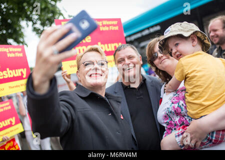 Humoriste et acteur Eddie Izzard rejoint les candidats du Parti du Travail sur la campagne électorale aujourd'hui (jeudi 1er juin 2017), représenté à Frodsham Banque D'Images