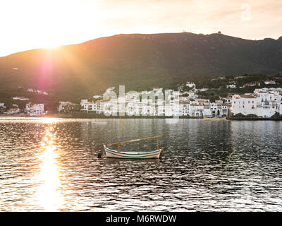 Cadaques, Espagne - 12 novembre 2016 : vue sur le coucher du soleil dans le village de Cadaques dans la mer méditerranée. Banque D'Images