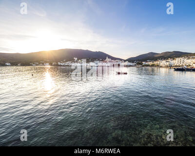 Cadaques, Espagne - 12 novembre 2016 : vue sur le coucher du soleil dans le village de Cadaques dans la mer méditerranée. Banque D'Images