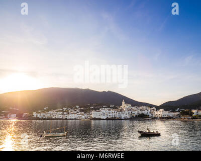 Cadaques, Espagne - 12 novembre 2016 : vue sur le coucher du soleil dans le village de Cadaques dans la mer méditerranée. Banque D'Images