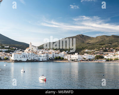 Cadaques, Espagne - 12 novembre 2016 : vue sur le village de Cadaques dans la mer méditerranée. Banque D'Images