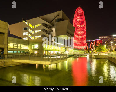 Barcelone, Espagne - le 10 novembre 2016. Réflexions de la couleur rouge bâtiment Torre Agbar la nuit. Banque D'Images