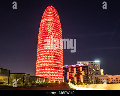 Barcelone, Espagne - le 10 novembre 2016. Vue sur la Torre Agbar moderne building at night. Banque D'Images