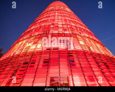 Barcelone, Espagne - le 10 novembre 2016. Vue de la tour Agbar de couleur rouge building at night. Banque D'Images