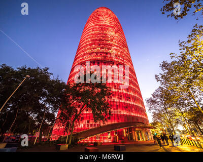 Barcelone, Espagne - le 10 novembre 2016. Vue sur la Torre Agbar building at night. Banque D'Images