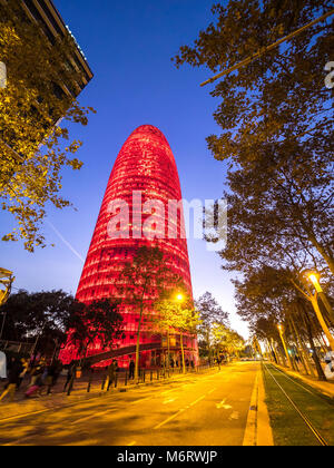 Barcelone, Espagne - le 10 novembre 2016. Vue sur la Torre Agbar building at night. Banque D'Images