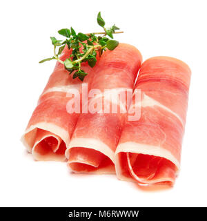 Jambon cru italien ou espagnol jamon. Jambon cru sur fond blanc. Banque D'Images