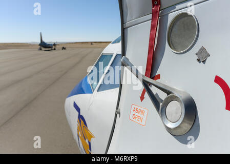 Boeing 737-200 de porte / 737-2Q3 avec l'inscription FAB-113 de 737-2Q3 Transporte Aereo Militar de Bolivie avec open sign Banque D'Images
