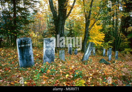 Un ancien cimetière dans le New Hampshire (USA) sur un jour d'automne pluvieux. Banque D'Images